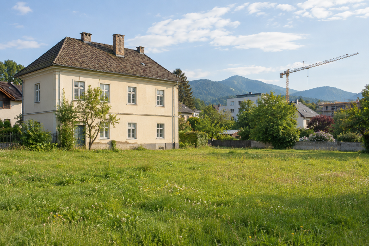 Bestandsgebäude mit Baukran und freier Fläche bei Tageslicht